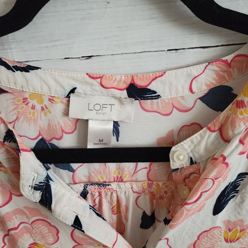 Loft Outlet Longsleve Floral White quarter Button-down M( color Transfer spot) - Picture 4 of 4